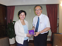 Prof. Jack Cheng, Pro-Vice-Chancellor of CUHK presents a souvenir to Prof. Hao Fanghua, Vice-President of Beijing Normal University